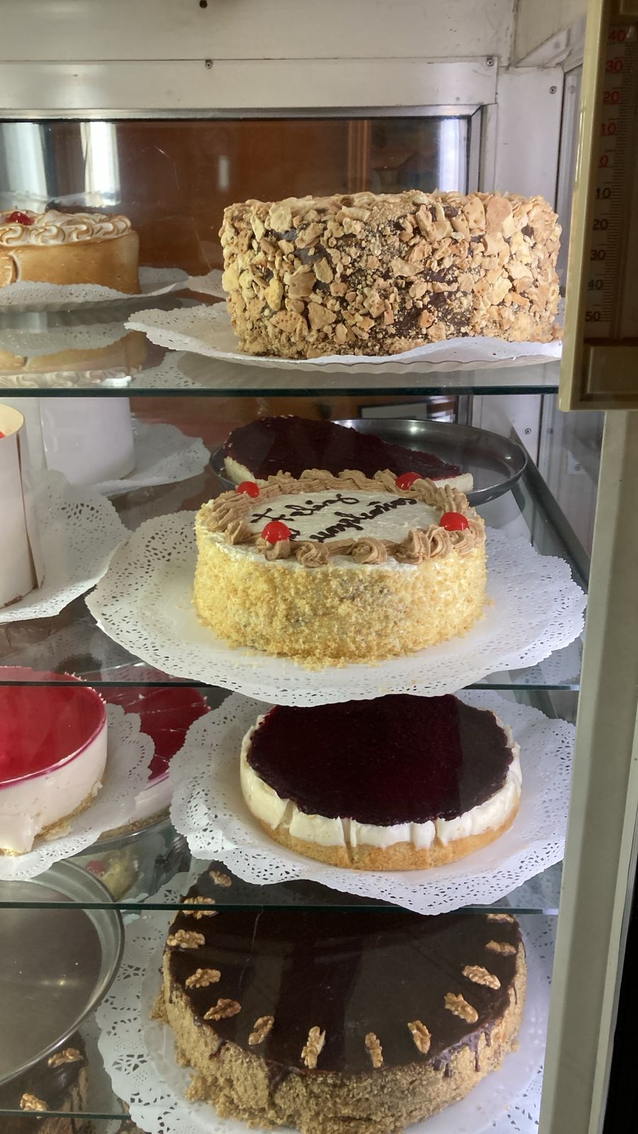 Vitrina con tortas de chocolate, frutales y milhojas