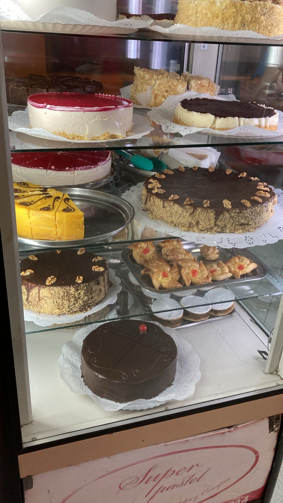 Vitrina frontal con pasteles y canapés surtidos